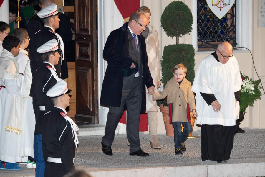 Le prince Jacques accompagne son père le prince Albert II lors de la cérémonie de Sainte-Dévote le 26 janvier.
