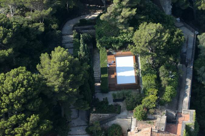 Vue sur la fameuse piscine du fort de Brégançon, où Emmanuel et Brigitte Macron passent leurs vacances