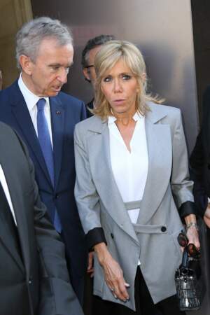 En blazer gris lors de son arrivée à l'inauguration de l'exposition Dior
