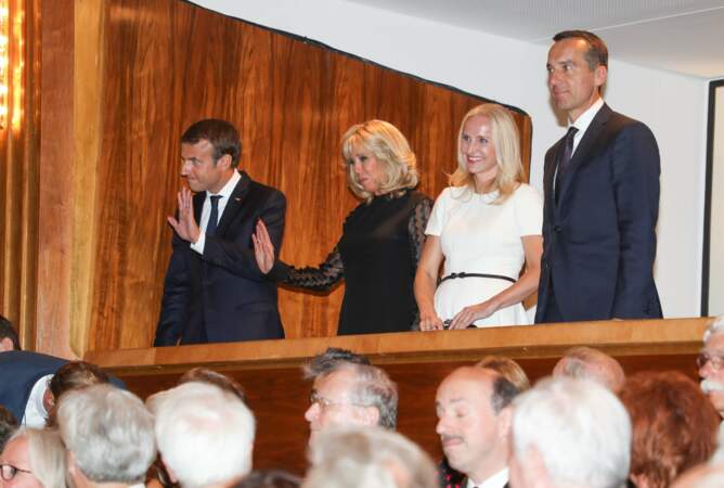 Brigitte Macron en robe noire aux manches transparentes en Autriche