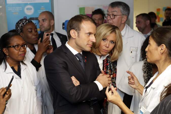 Brigitte Macron avec son mari Emmanuel Macron à l'hôpital de St-Denis