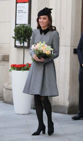 Kate Middleton très fine dans sa robe-manteau grise signée Catherine Walker et bibi noir sur cheveux lâchés