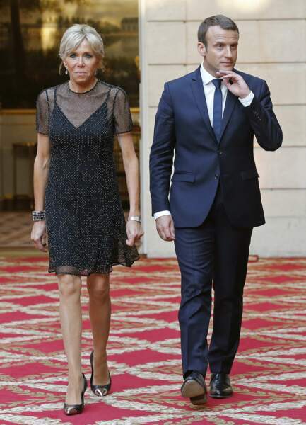 21 juin 2017 Brigitte Macron porte une robe courte dans les mêmes tons qu'Emmanuel Macron