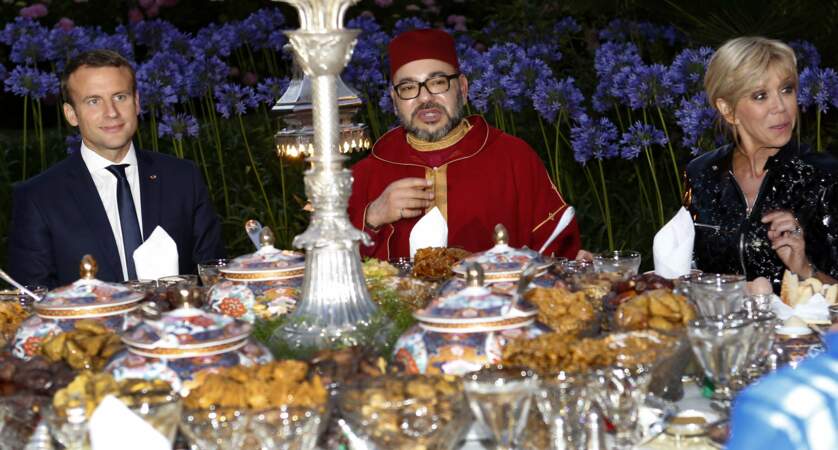 Brigitte et Emmanuel Macron, invités à la table du roi du Maroc