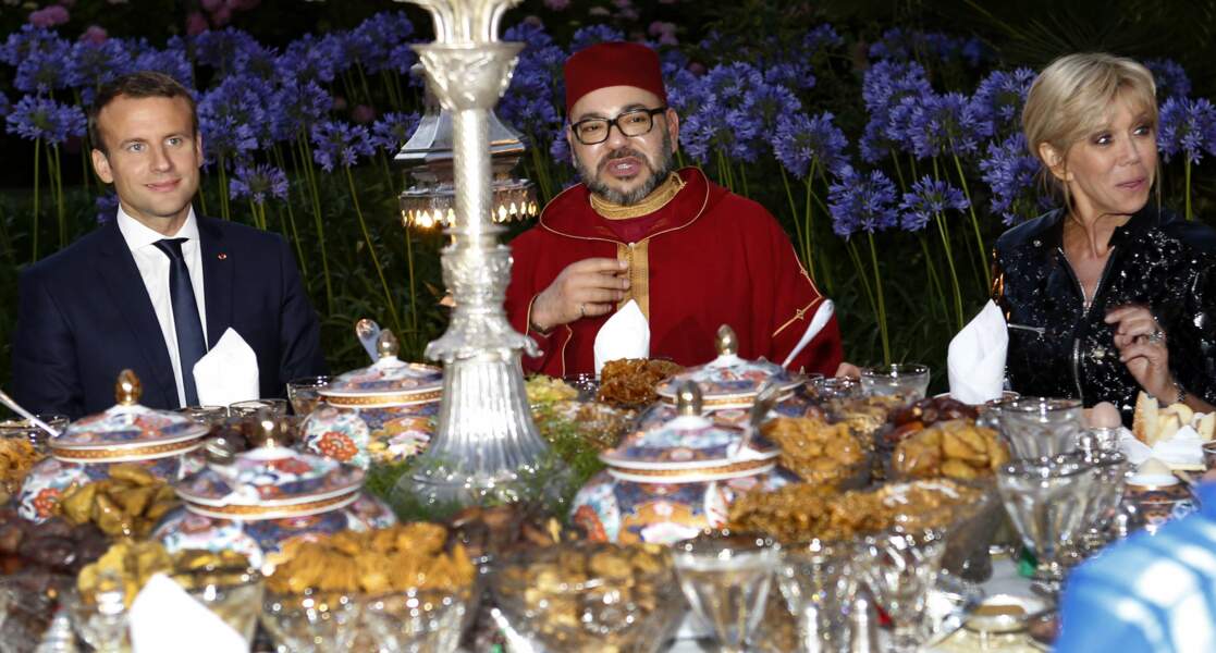 Brigitte et Emmanuel Macron, invités à la table du roi du Maroc