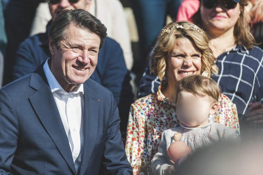 Laura Tenoudji et Christian Estrosi souriants et complices avec leur fille Bianca à Nice