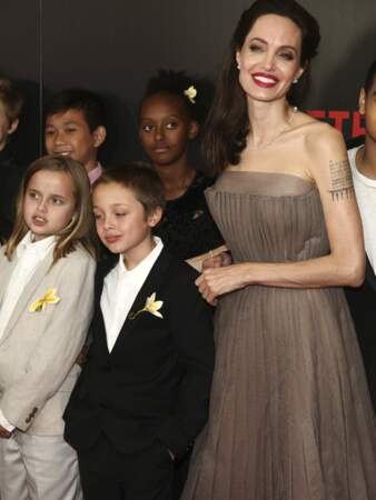 Angelina Jolie, sublime en robe décolletée, bouche rouge avec ses jumeaux très chics