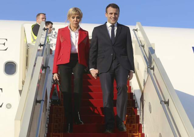 Brigitte Macron en rouge et blanc pour son arrivée en Tunisie