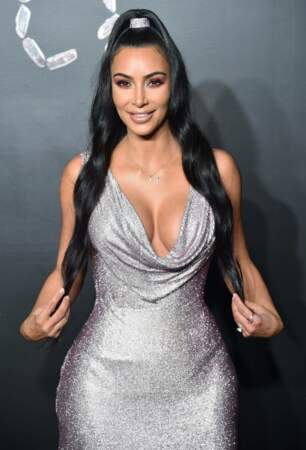 Kim Kardashian remet le chouchou au goût du jour avec une queue-de-cheval xxl