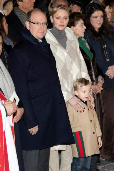 Le prince Jacques entouré du prince Albert II et de Charlène de Monaco, lors de la cérémonie de Sainte-Dévote.