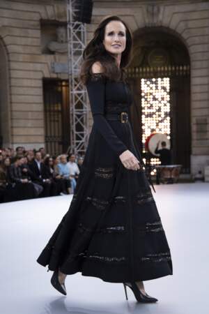 Andie MacDowell divine en robe noire lors du dernier défilé L'Oréal à Paris.