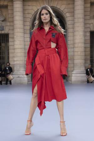 Doutzen Kroes a enflammé le défilé L'Oréal Paris en rouge. 