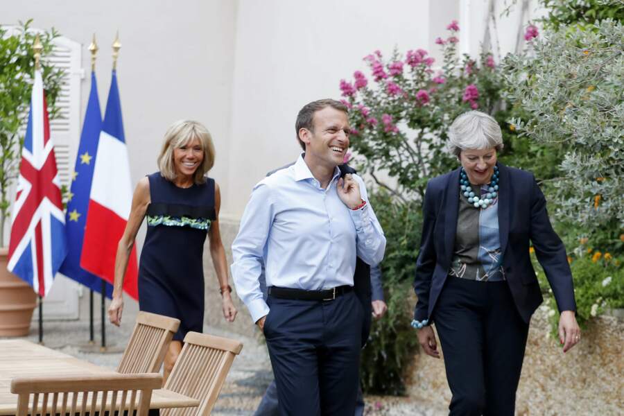 Le couple Macron et le couple May semblent complètement détendus avant le dîner. 