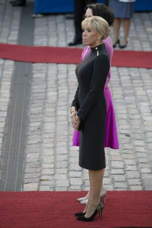 Brigitte Macron en robe noire Louis Vuitton, lors d'un voyage en Finlande, le 29 août 2018