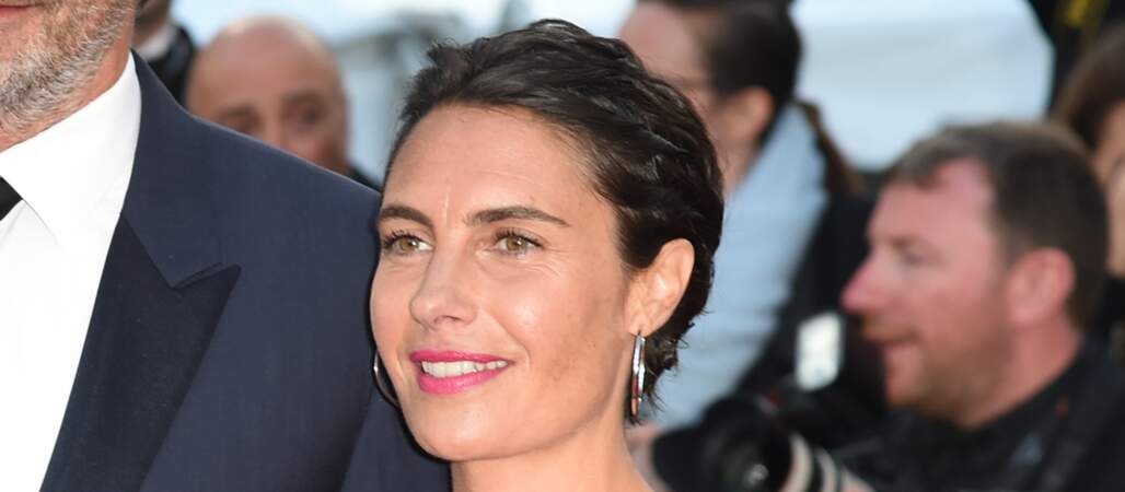 Quelle tenue avait choisi Alessandra Sublet pour monter les marches de Cannes, ce dimanche 13 mai ?