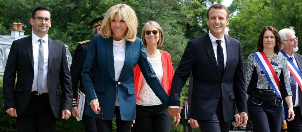 Brigitte Macron le 30 mai au chateau de la Ferney Voltaire avec une veste très sobre