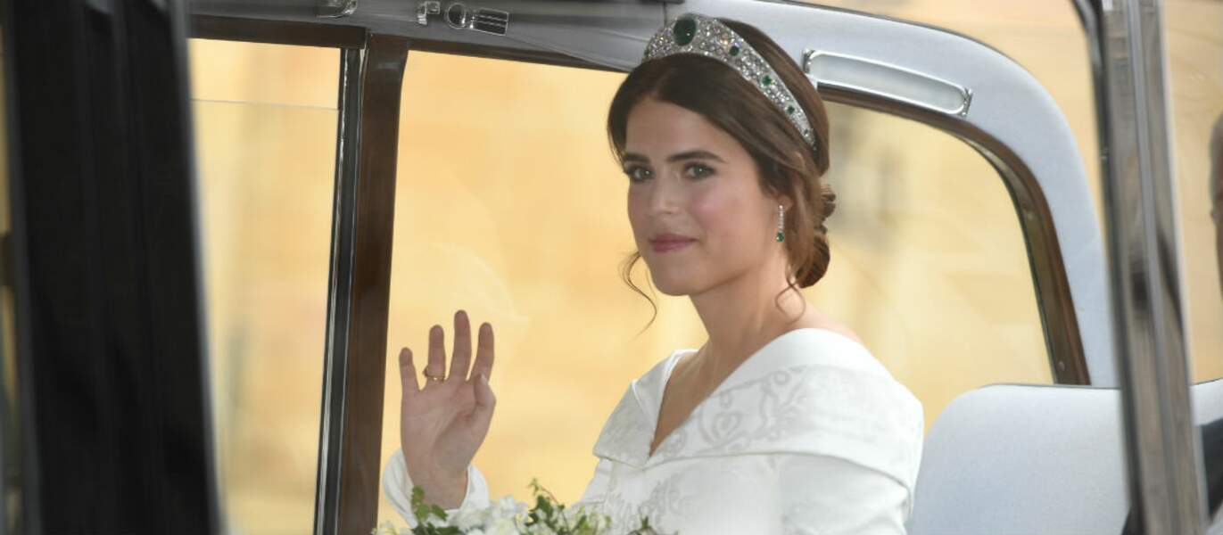 Princess Eugénie radieuse dans sa sublime robe de mariée au décolleté en V dans le dos