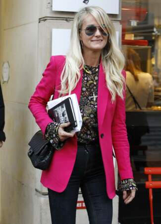 Laeticia Hallyday à Paris avec une veste rose flashy très chic