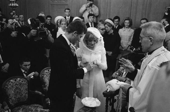 Sylvie Vartan et Johnny Hallyday lors de leur mariage à Loconville, près de Paris, le 12 avril 1965