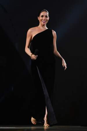 Meghan Markle sublime en robe asymétrique Givenchy et escarpins dorésau British Fashion Council le 10 décembre 2018