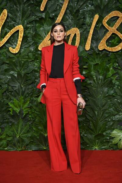 L'influenceuse Olivia Palermo est un modèle de sophistication, ici en costume féminin rouge.