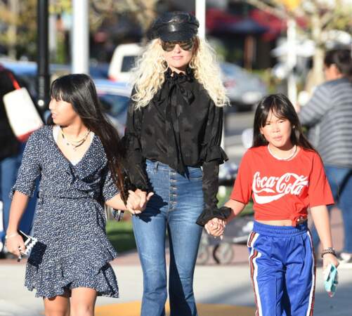 Laeticia Hallyday part en virée shopping avec ses filles Jade et Joy à Pacific Palisades le 17 décembre.
