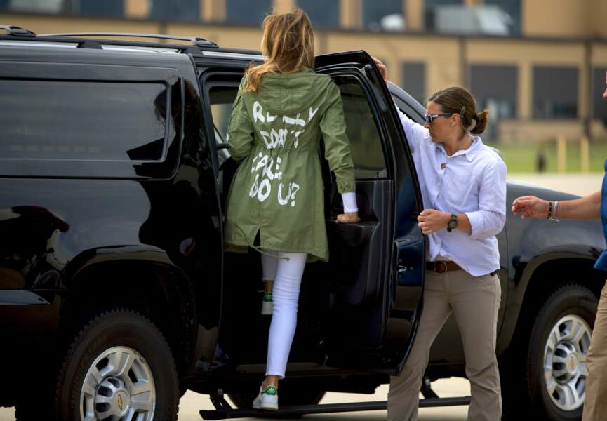 Melania Trump et sa veste Zara "I Really Don't Care, Do U?" à la base militaire de la US Air Force le 21 juin 2018