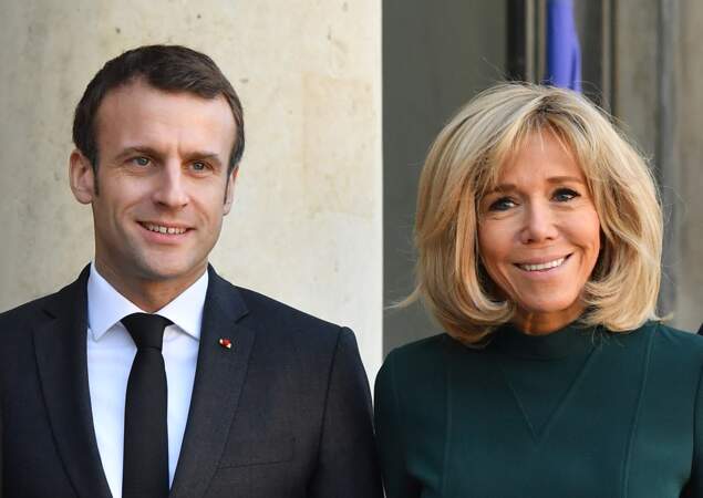 Brigitte Macron souriante à l'Elysée avec son mari Emmanuel Macron