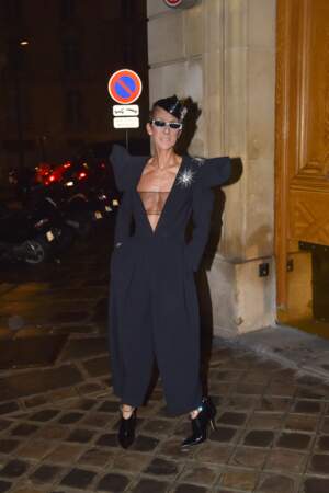 Céline Dion sort de chez Alexandre Vauthier sans soutien-gorge