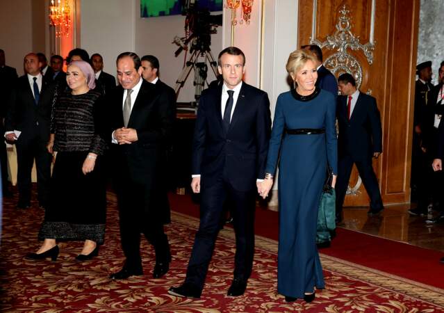 Brigitte Macron a tout bon avec son chignon haut : il est tendance et parfait pour les cheveux fins