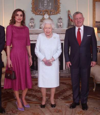 La main de la reine Elizabeth II est bleue