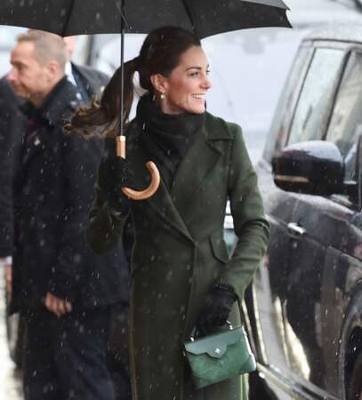 Kate Middleton a accessoirisé sa tenue avec un joli sac à main Manu Atelier 