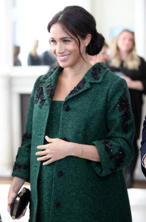 Meghan Markle enceinte et radieuse dans un manteau et une robe Erdem, une des marques préférées de Kate Middleton