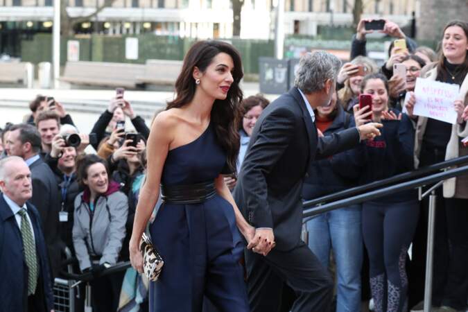 George et Amal Clooney, très élégante en combinaison pantalon asymétrique Stella mc Cartney  le 14 mars 2019