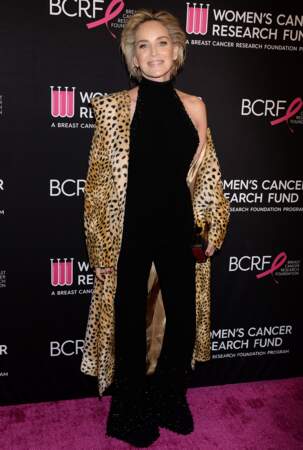 Sharon Stone réveille sa combinaison noire d'un manteau long léopard le 28 février 2019
