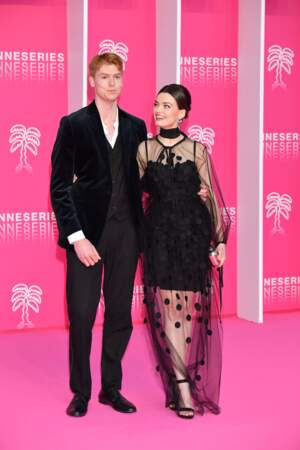 Peu avant la cérémonie, l'actrice de 23 ans posait avec son petit-ami Dan sur le "pink carpet"