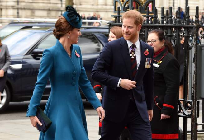 Kate Middleton rayonnante en manteau Catherine Walker et escarpins Emmy London en l'abbaye de Westminster l