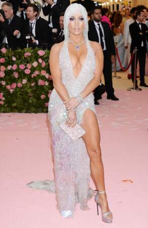 Jennifer Lopez dévoile sa plastique impeccable dans une robe ultra sexy Atelier Versace