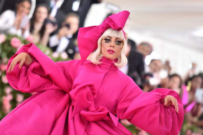 Lady Gaga méduse l'Assemblée dans cette robe manteau xxl signée Brandon Maxwell