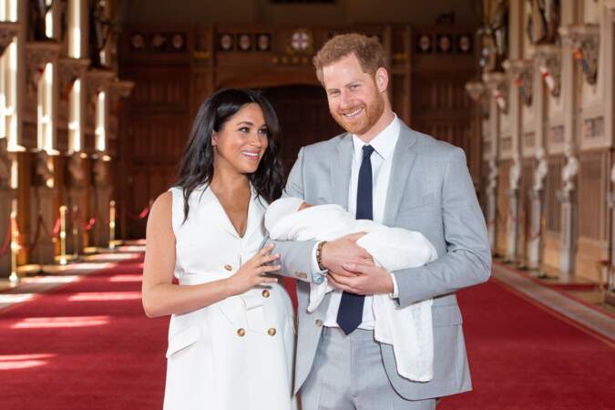 Meghan Markle en robe porte portfeuille Givenchy avec le prince Harry et leur fils