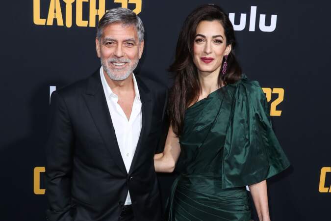 Amal Clooney portait une paire d'escarpins noirs et transparents lors de cette avant-première
