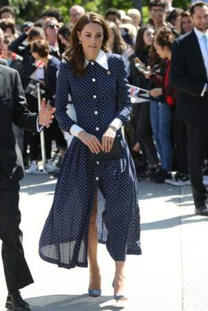 Kate Middleton met très rarement des robes si transparentes et ouvertes sur ses jambes, signe qu'elle se lâche ?