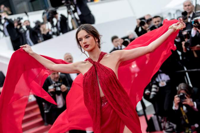 Alessandra Ambrosio sur le tapis rouge du 72e Festival de Cannes