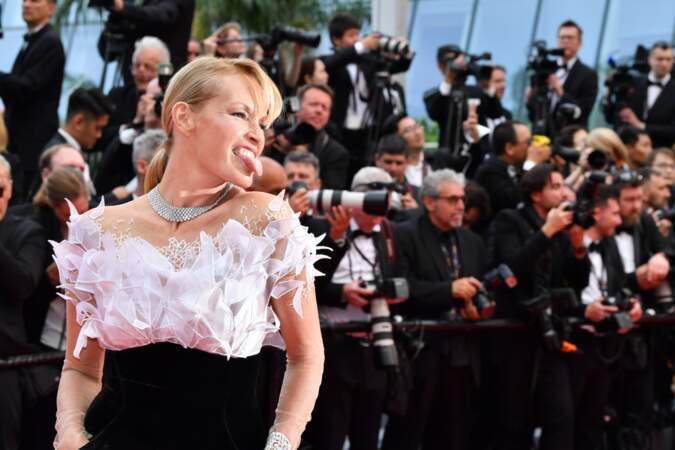 Estelle Lefébure a opté pour une attitude rebelle sur le red carpet du Festival de Cannes