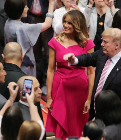 Melania Trump porte une robe Roland Mouret rose mais déjà vue sur Meghan Markle