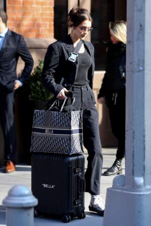 Bella Hadid est fan de son sac Dior en toile, une version déclinée cet été 2019 dans de nombreux coloris.