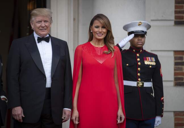 Melania Trump rayonnante dans une robe-longue cape Givenchy, la marque favorite de Meghan