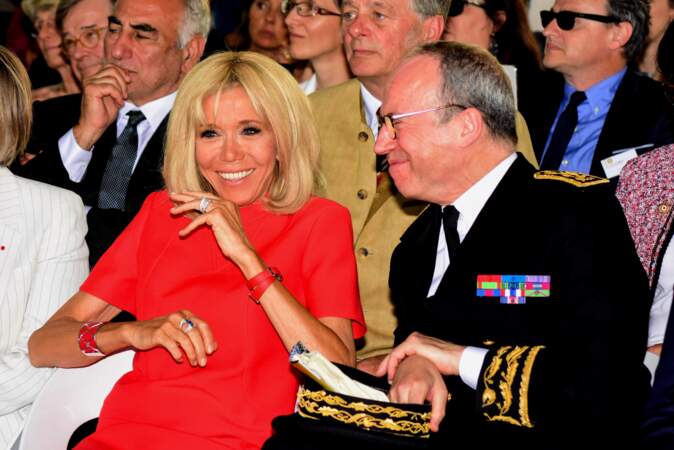 Brigitte Macron optimise son bronzage avec sa robe d'un rouge flamboyant