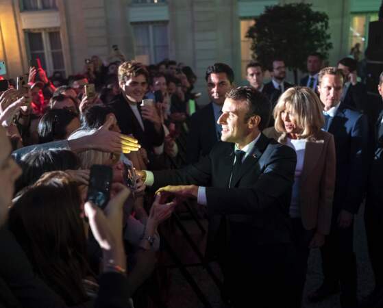 Emmanuel Macron et son épouse dans la cour de l'Elysée pour saluer les spectateurs venus célébrer la musique