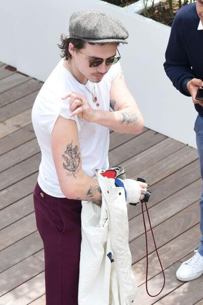comme son père David Beckham, Brooklyn Beckham aime les tatouages sur les bras
